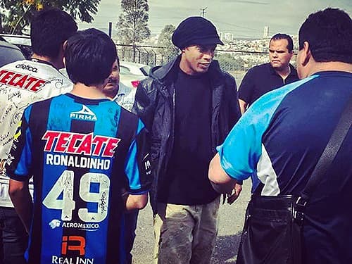 Ronaldinho Gaúcho: sem uniforme durante treino do Querétaro