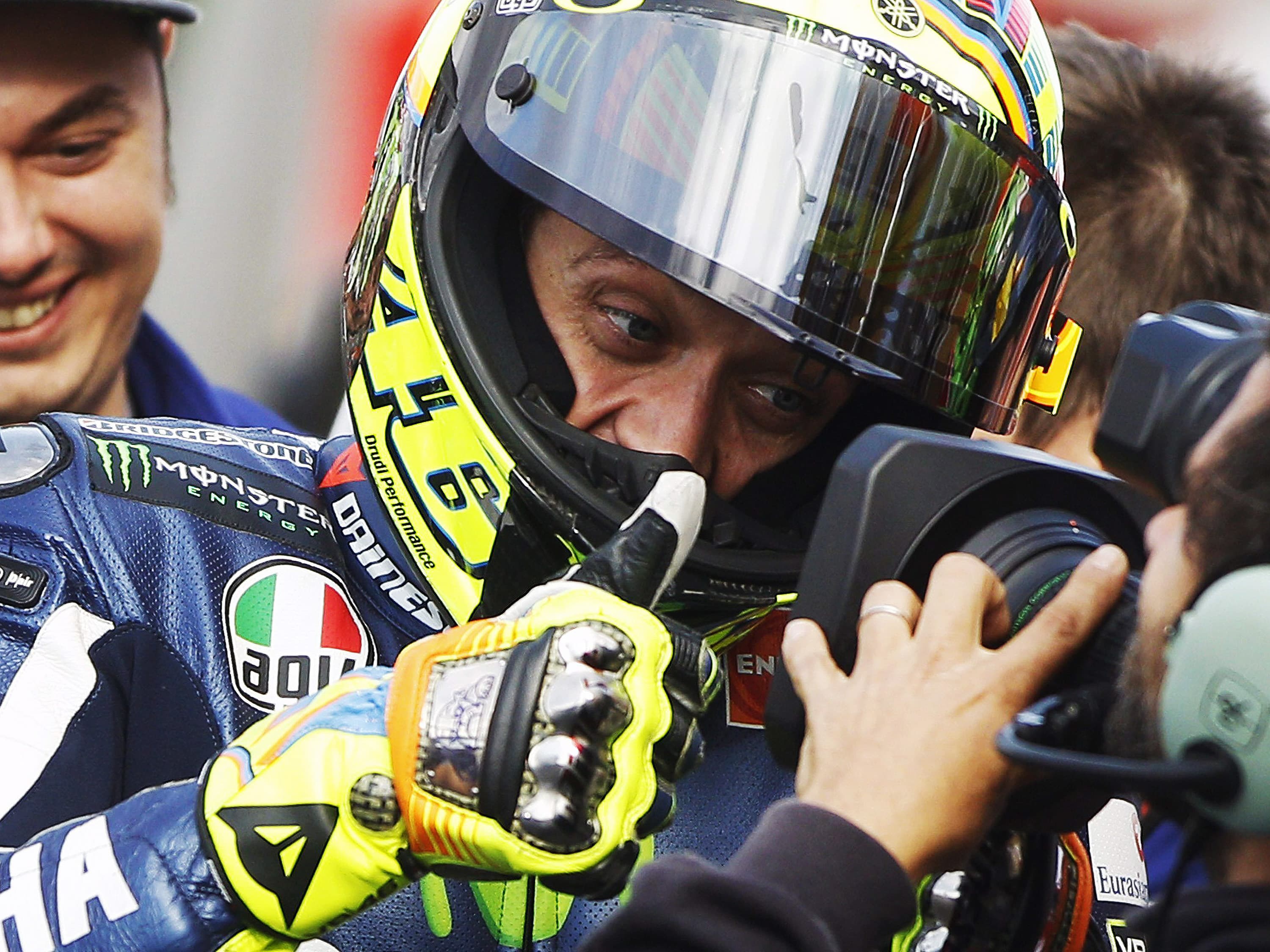 Valentino Rossi comemora uma pole depois de quatro anos longe da primeira posição