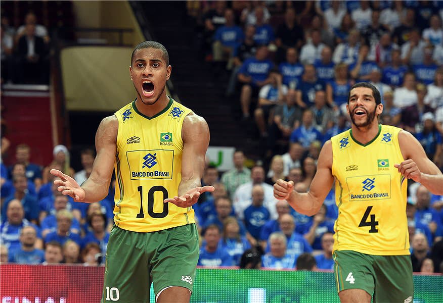 Lucarelli (à esq.) e Wallace comemoram na vitória por 3 a 0 sobre a Finlândia na Copa do Mundo de Vôlei na Polônia