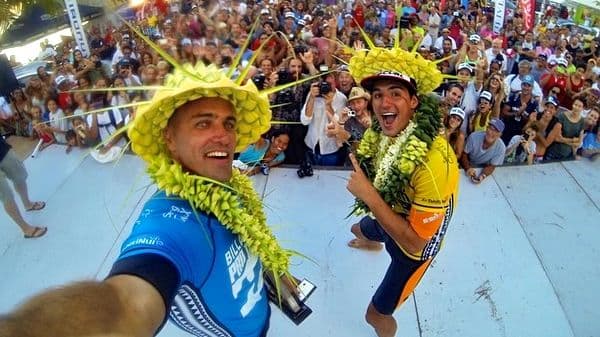 Kelly Slater postou selfie com Gabriel Medina no pódio do Billabong Pro do Taiti