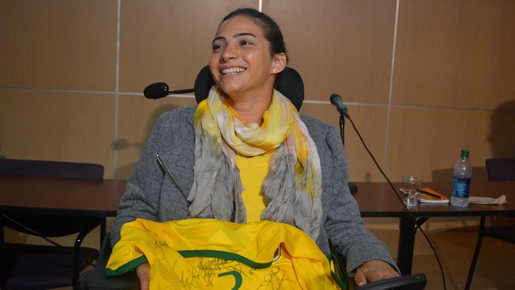 Em Miami, Lais Souza recebeu uma camisa da seleção e disse que verá ao amistoso contra a Colômbia