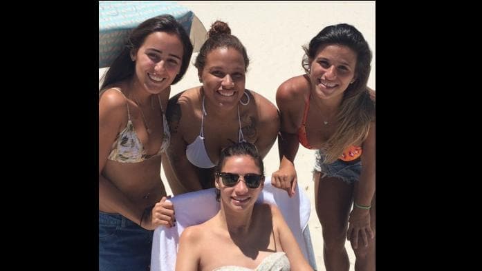 Lais Souza e Jade Barbosa com duas amigas na praia no Rio de Janeiro