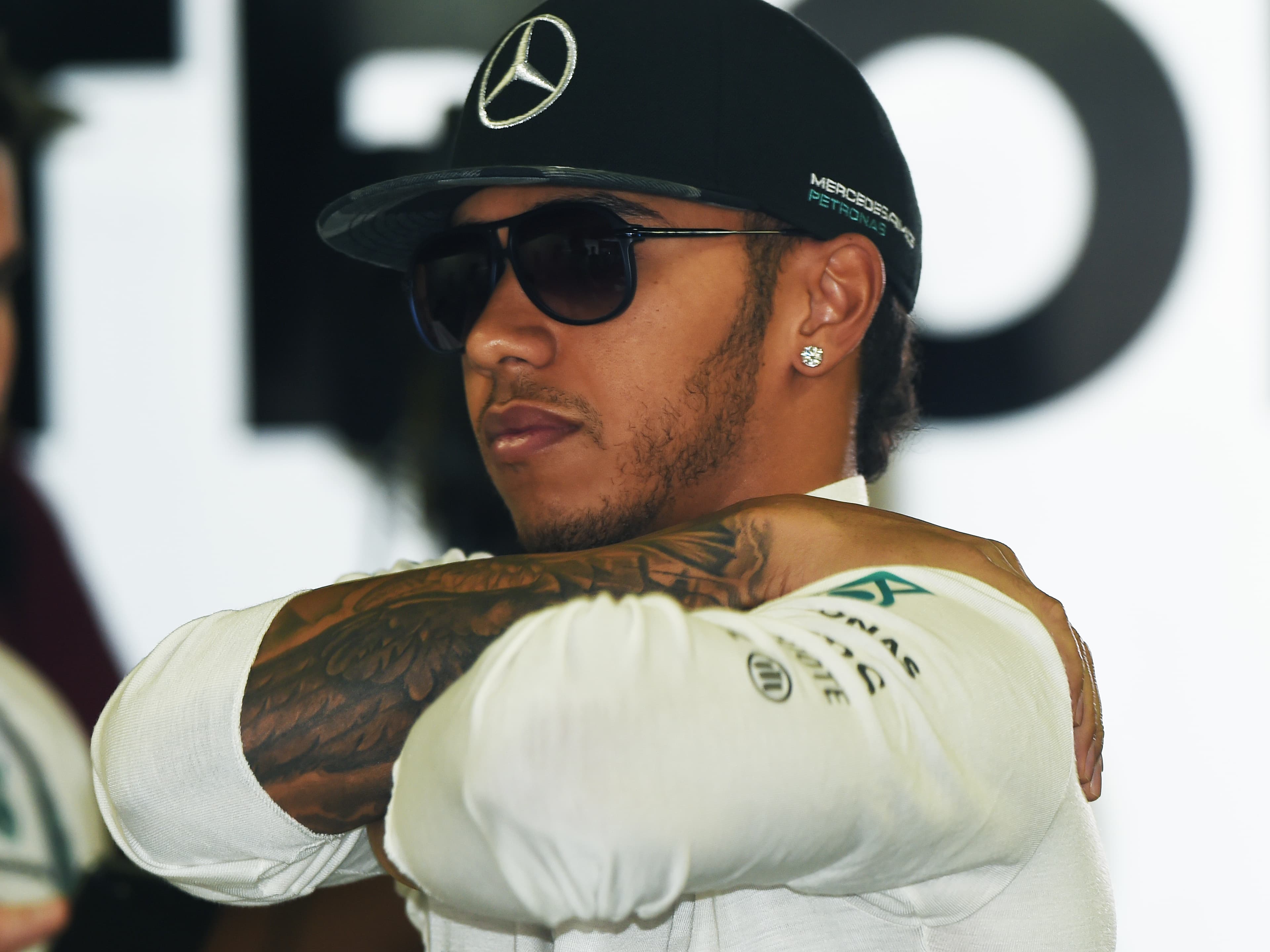 Lewis Hamilton mantém os pés no chão e vai para a última corrida como se fosse a primeira