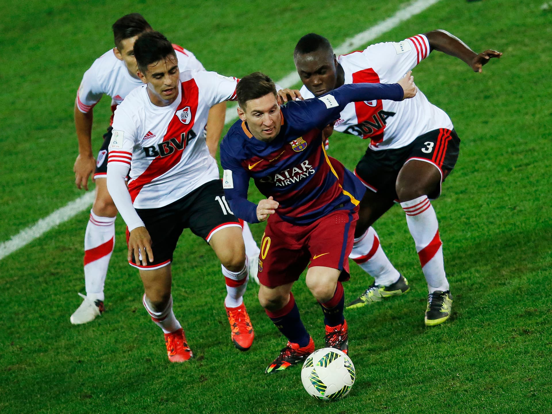 Lionel Messi do Barcelona em lance contra o River Plate na final do Mundial de Clubes, no estádio Internacional de Yokohama, no Japão