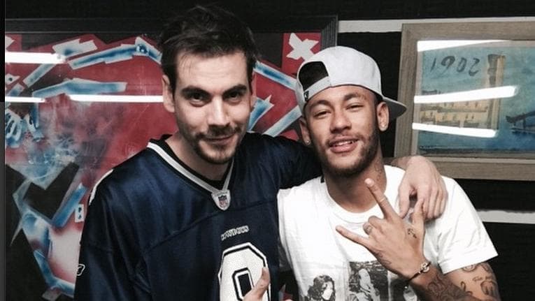 Neymar posa ao lado do tatuador Miguel Bohigues em Barcelona