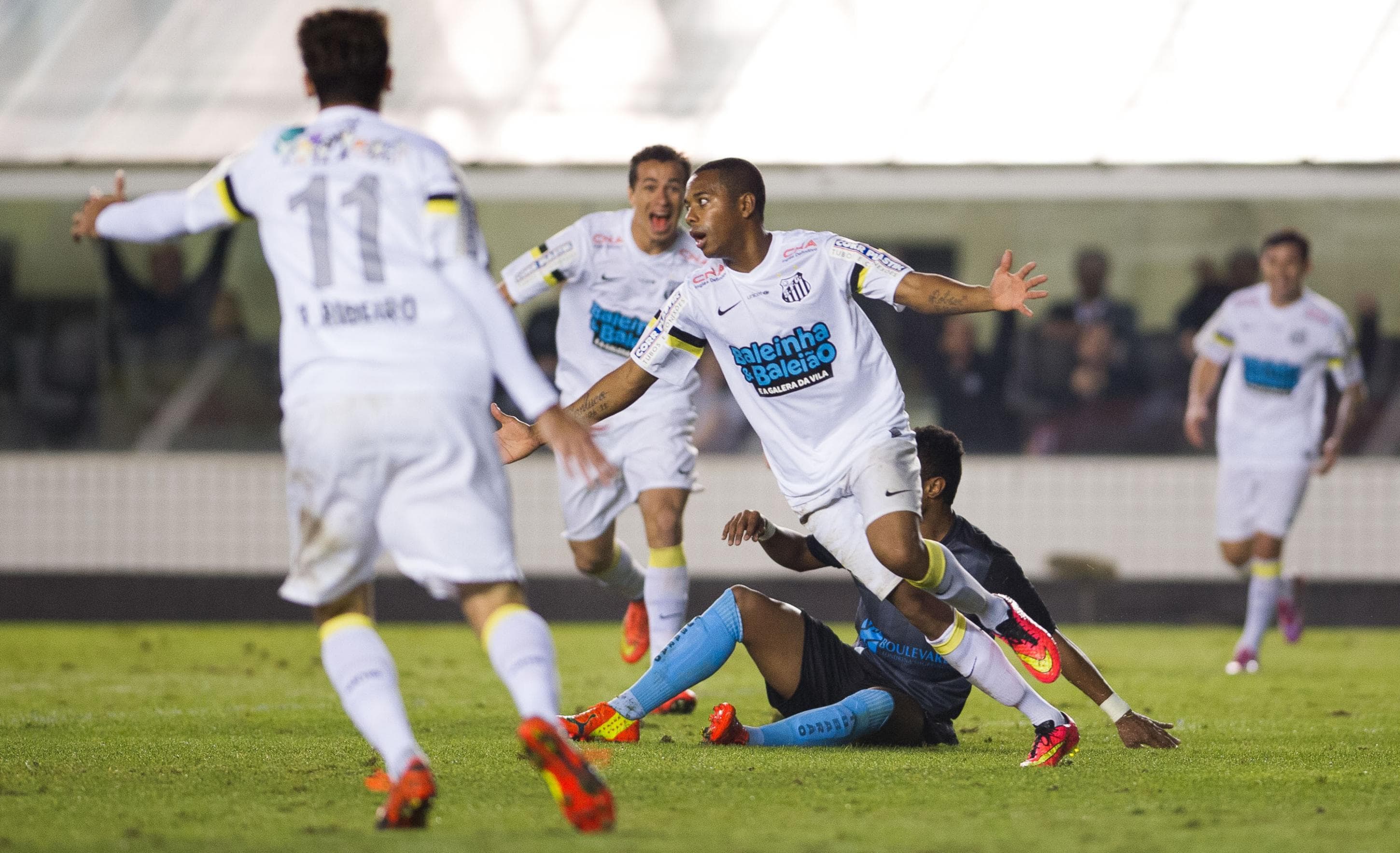 Robinho marcou um bonito gol, ao se livrar da defesa e acertar o cantinho do goleiro do Londrina