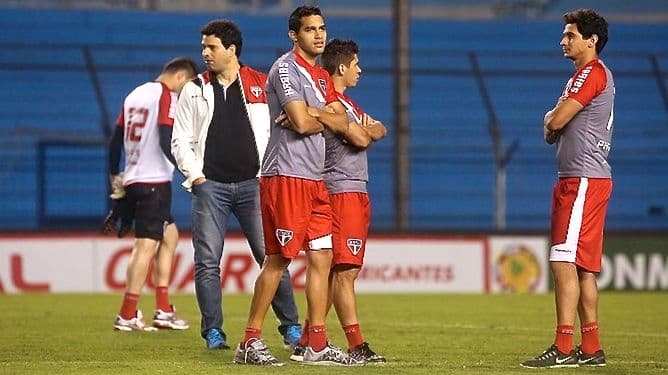 Jogadores do São Paulo fazem reconhecimento do gramado – sem chuteiras – no estádio do Emelec, onde decidirão uma vaga na semifinal da Copa Sul-Americana
