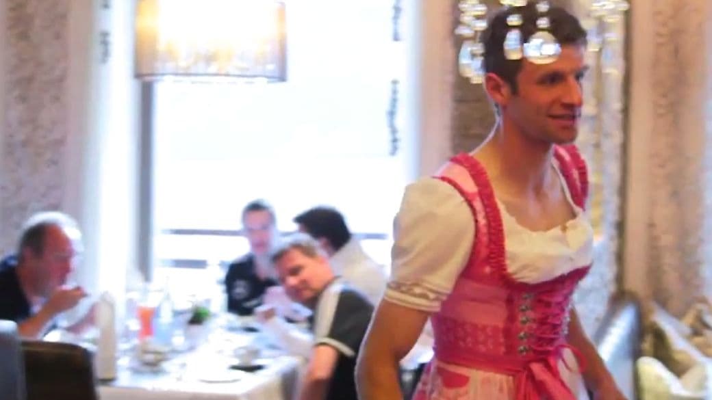 Thomas Müller usa vestido no trailer do filme oficial da Alemanha campeã mundial
