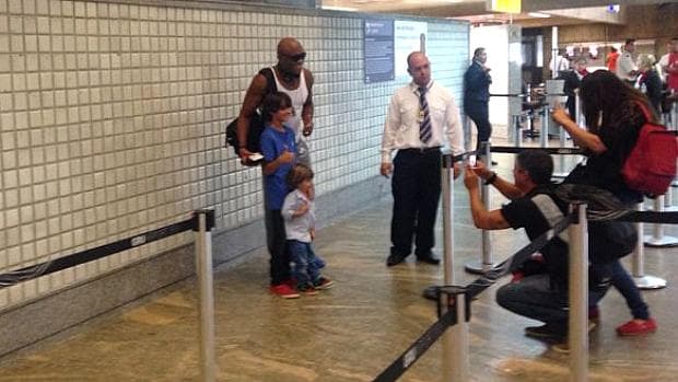 Anderson Silva com fãs antes de embarcar