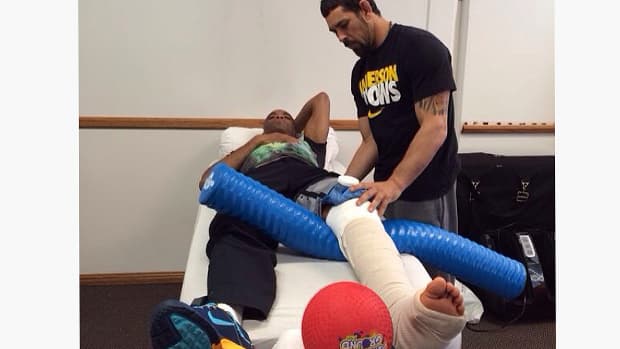 Anderson Silva já faz fisioterapia e promete que ficará bom