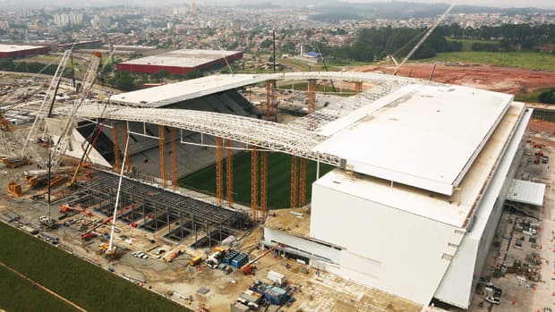 O PROBLEMÃO: A três meses da Copa, nem a prefeitura nem o governo nem o Corinthians querem pagar os 50 milhões de reais de estruturas provisórias no Itaquerão