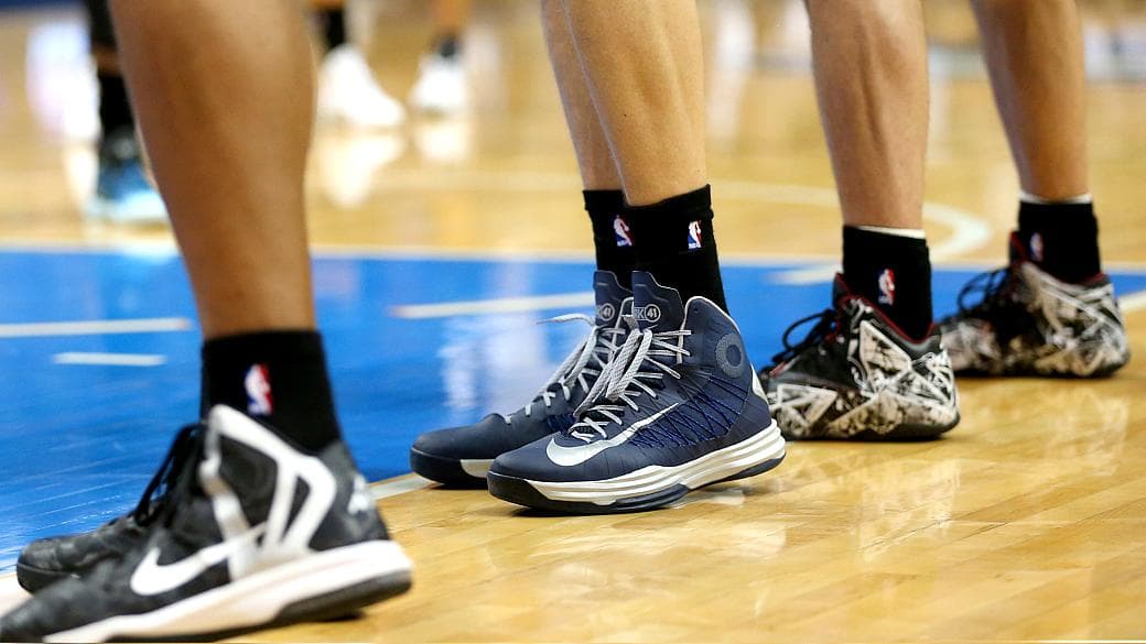 Na partida entre San Antonio Spurs e Dallas Mavericks, atletas usaram meias pretas em apoio aos negros dos Clippers