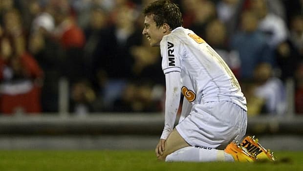 Bernard, do Atlético-MG, lamenta chance perdida na semifinal contra o Newell's