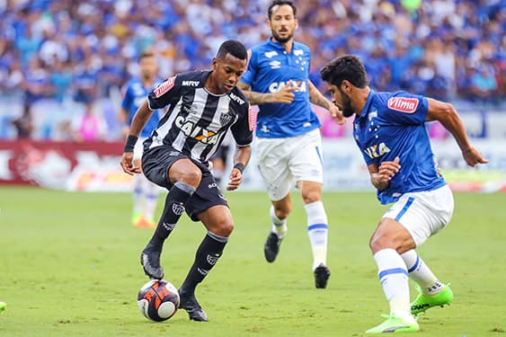 Disputa de bola na partida entre Atlético-MG e Cruzeiro, pelo Campeonato Mineiro, no Mineirão