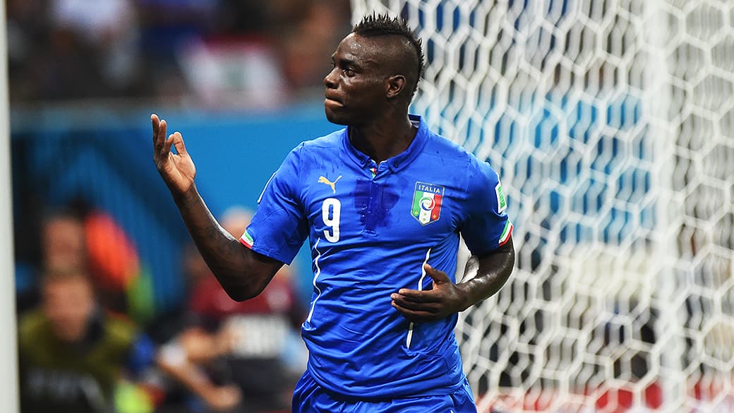 Mario Balotelli comemora o segundo gol da Itália contra a Inglaterra na estreia da seleção na Copa