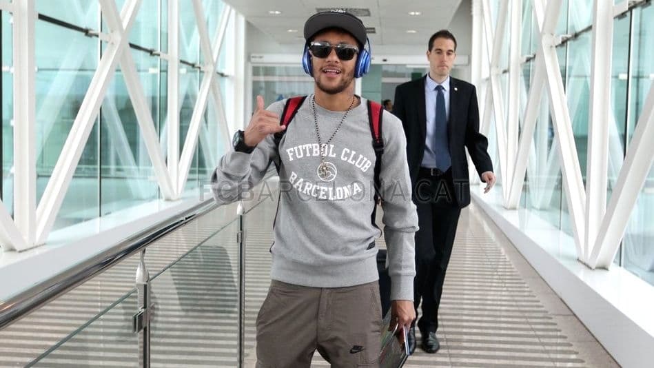 Neymar no desembarque em Madri para o jogo decisivo entre Barcelona e Atlético