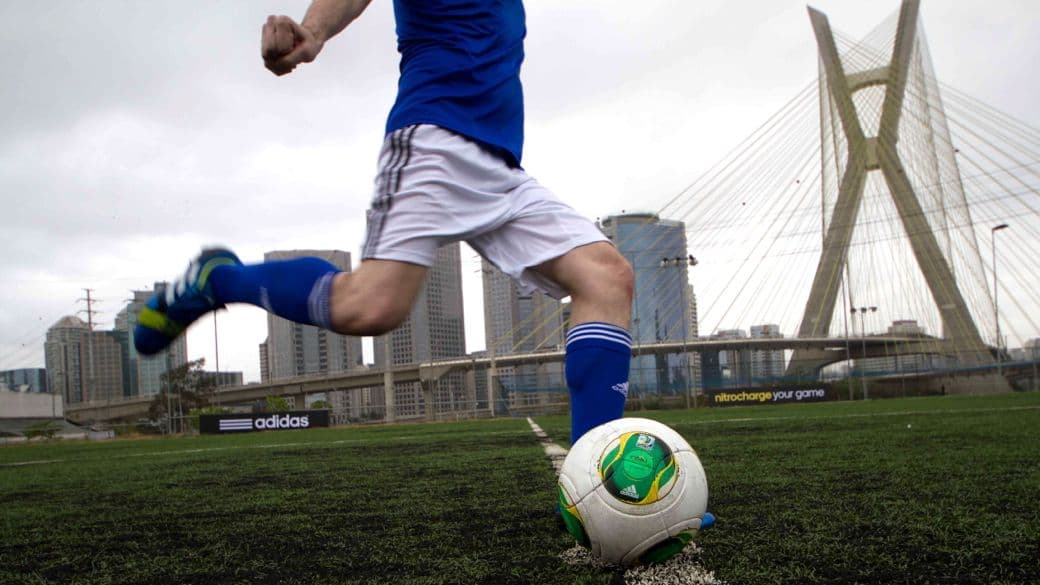 Teste prático: a bola da Copa das Confederações é castigada pela reportagem do site de VEJA
