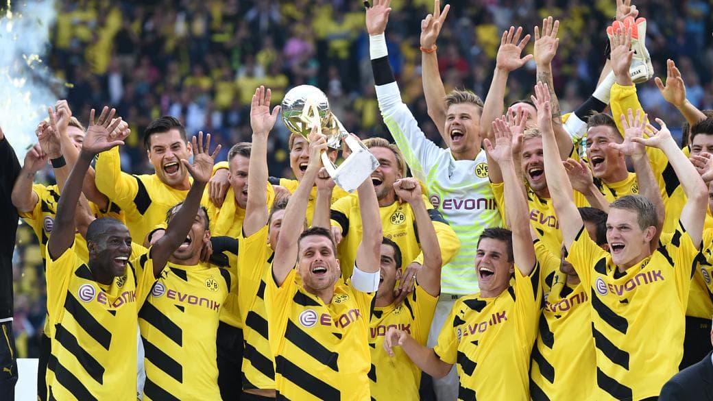 Borussia Dortmund celebra o título da Supercopa da Alemanha, conquistado sobre o Bayern de Munique por 2 a 0