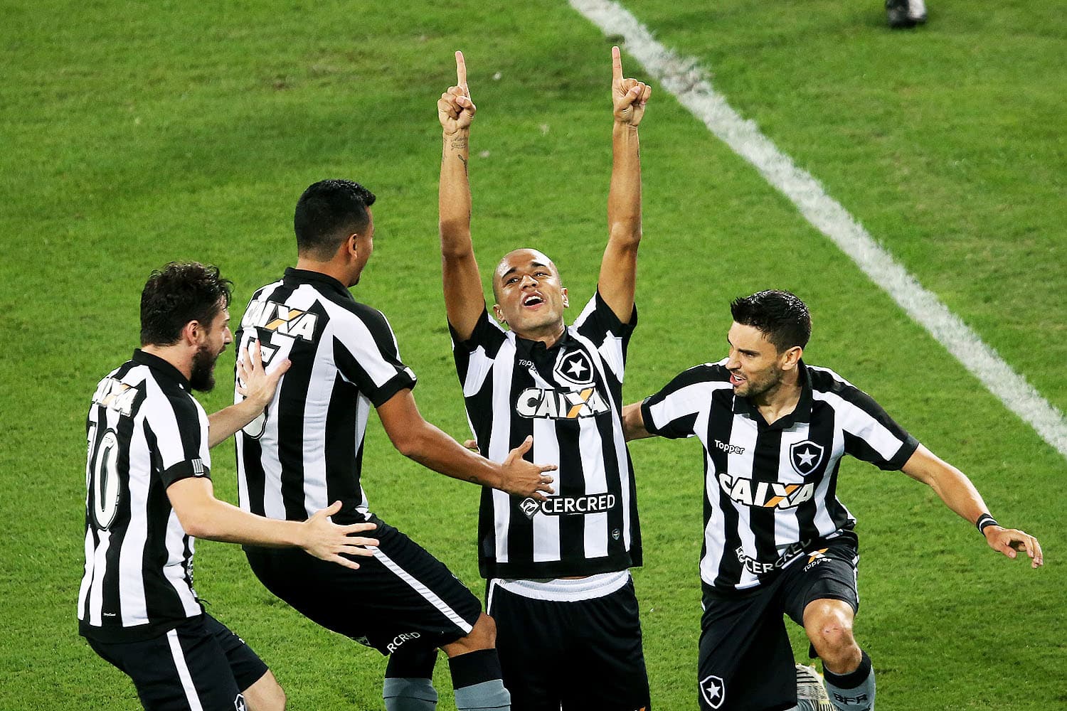 Roger, do Botafogo, comemora gol