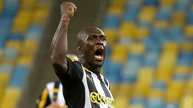 Seedorf comemora gol no empate entre Botafogo e Internacional