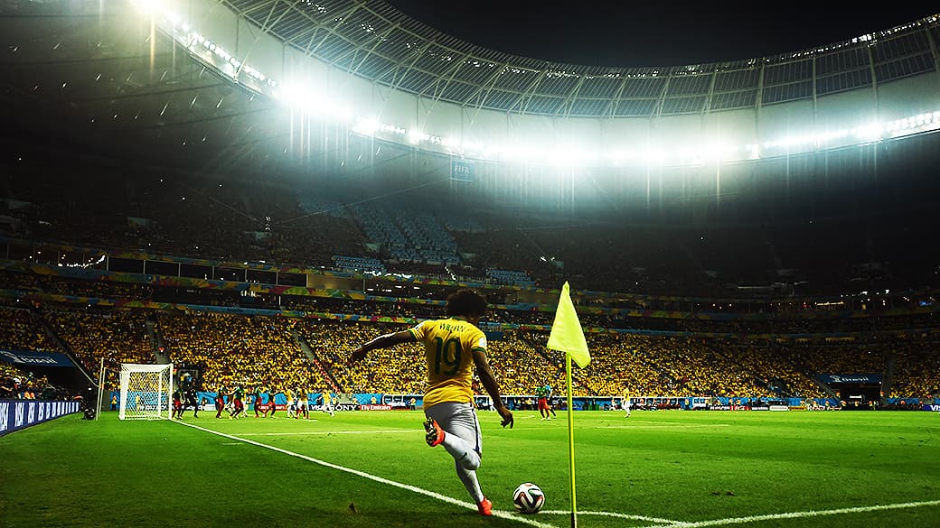 Willian bate escanteio no jogo contra Camarões, na primeira fase: o jogador do Chelsea aparece como favorito a ocupar o lugar de Neymar contra a Alemanha