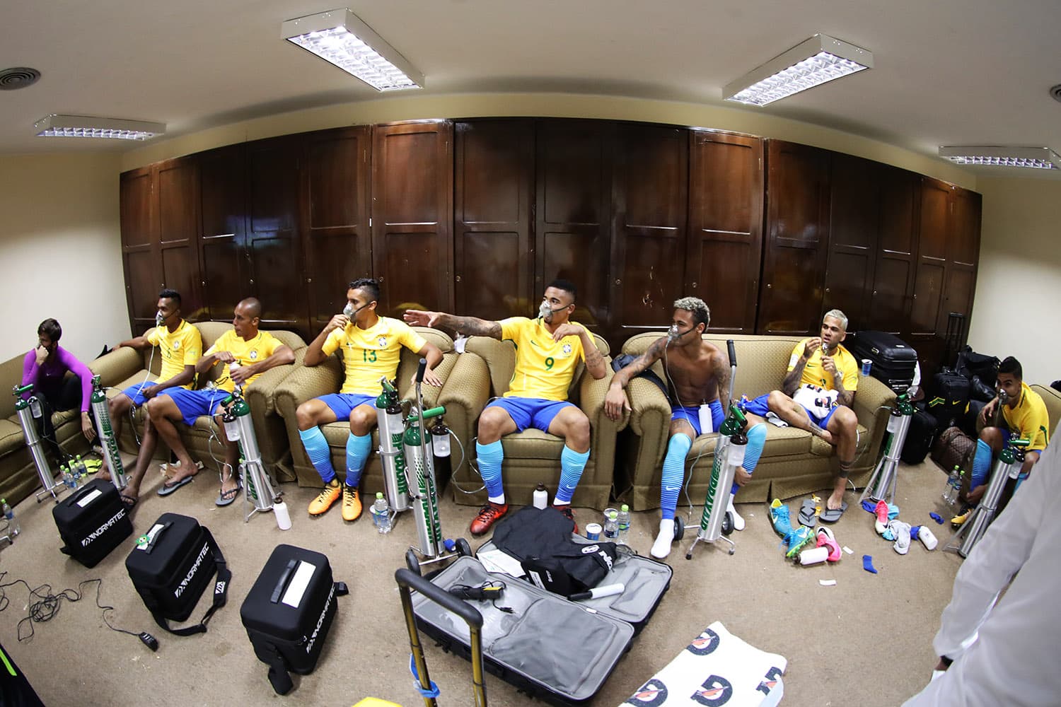 Jogadores do Brasil usam máscara de oxigênio durante intervalo na partida entre Bolívia e Brasil, em La Paz – 05/10/2017