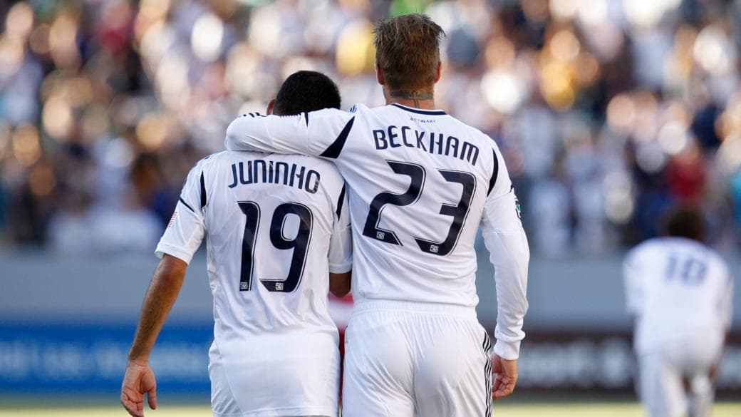 Brasileiro Juninho e David Beckham, em foto de 2012, pelo Los Angeles Galaxy