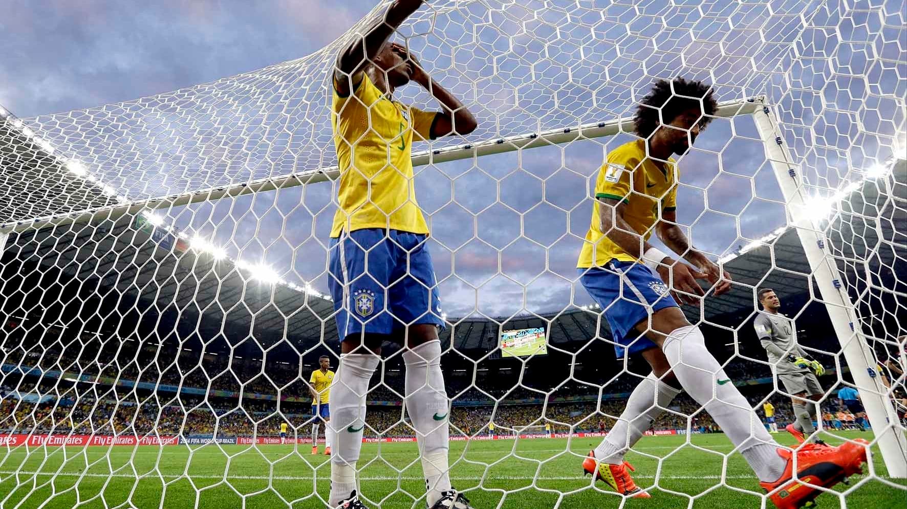 NO FUNDO DA REDE - A cena da bola dentro do gol brasileiro se repetiu inacreditáveis sete vezes