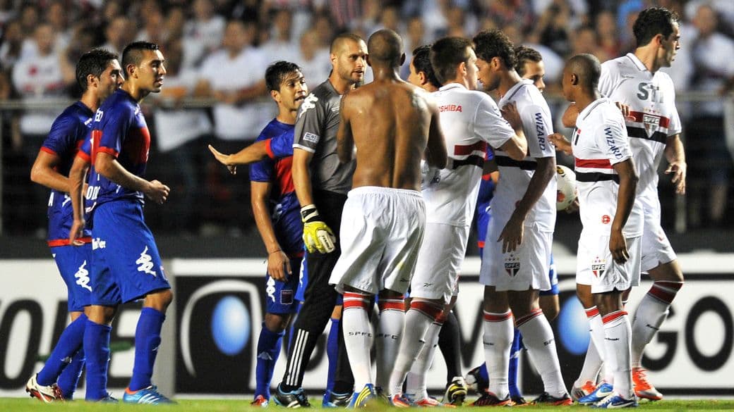 Jogadores do Tigre tentam agredir atletas do São Paulo na final da Copa Sul-Americana
