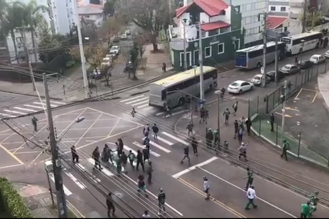 Torcedores do Corinthians e Coritiba entram em confronto em Curitiba, deixando feridos