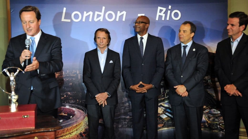 Ao lado de Fittipaldi e Edwin Moses, David Cameron traz o Laureus ao Brasil