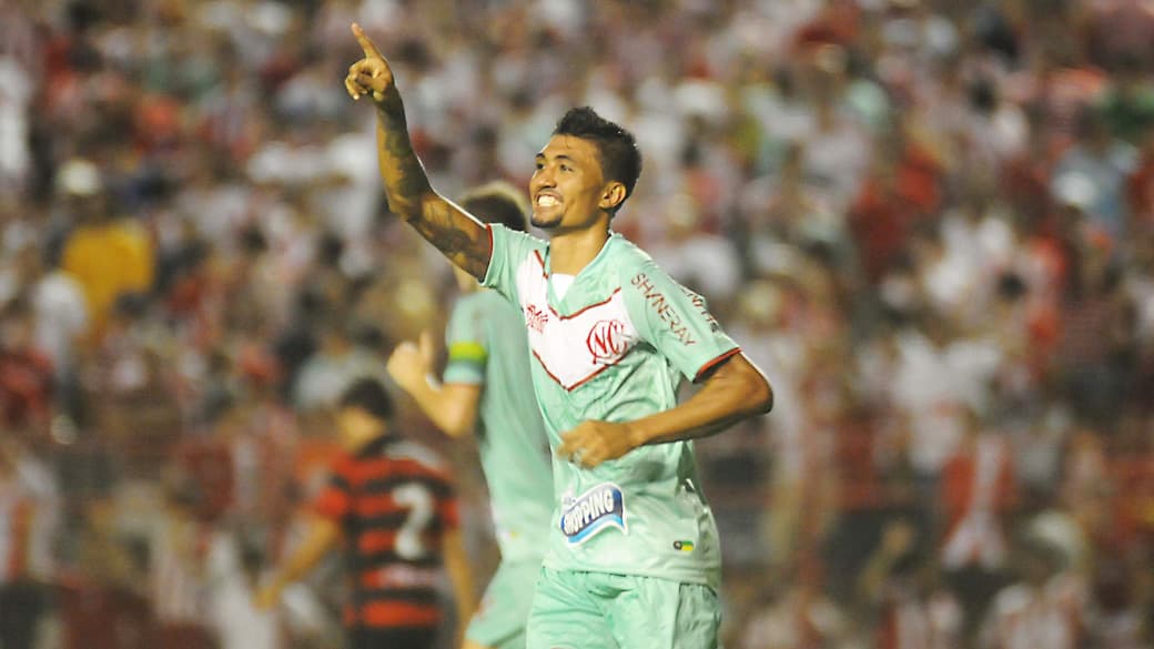 Kieza, do Náutico, festeja segundo gol na partida contra o Atlético Goianiense pela 27ª rodada do Campeonato Brasileiro 2012, no estádio dos Aflitos