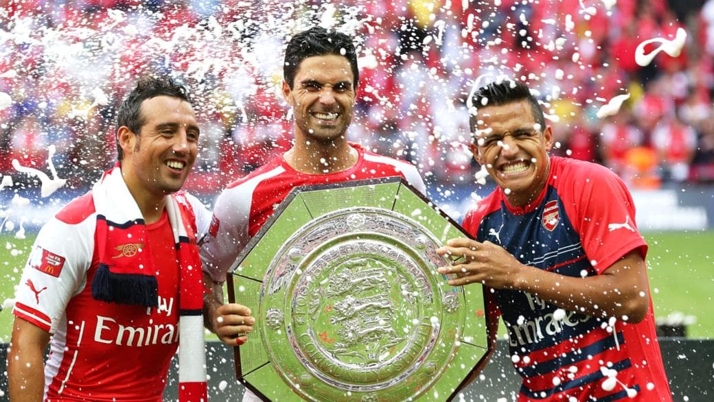 Cazorla, Arteta e Sánchez celebram o título da Supercopa da Inglaterra conquistado pelo Arsenal