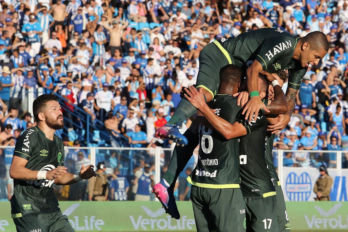 Jogadores da Chapecoense comemoram gol contra o Avaí, no primeiro jogo da final do Campeonato Catarinense, na Ressacada