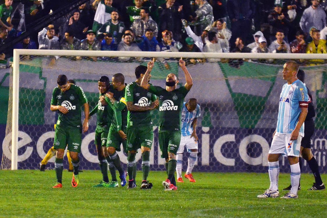 Jogadores da Chapecoense comemoram gol contra o Avaí, pelo Campeonato Brasileiro, na Arena Condá em Chapecó – 2905/2017