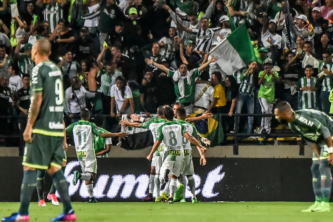 Jogadores do Atlético Nacional comemoram gol contra a Chapecoense