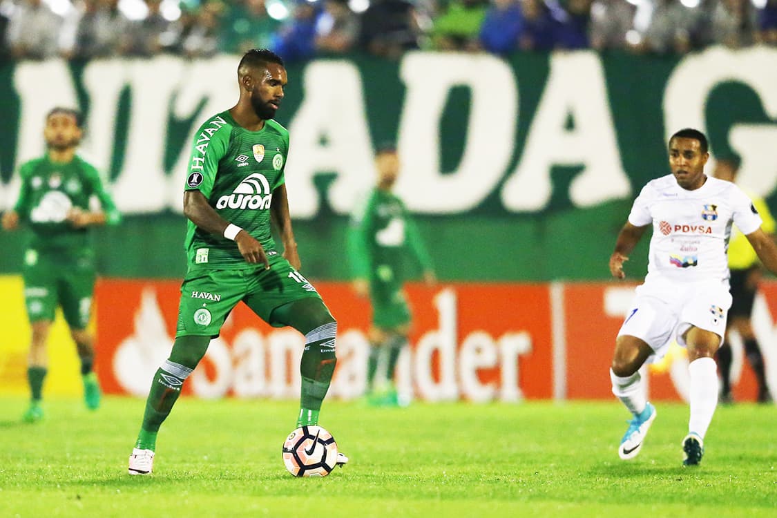 Luiz Antonio, da Chapecoense, durante partida contra o Zulia, pela Copa Libertadores, em Chapecó