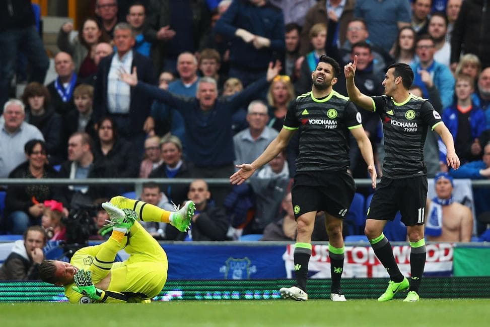Diego Costa e Pedro, do Chelsea, reclamam de marcação da arbitragem