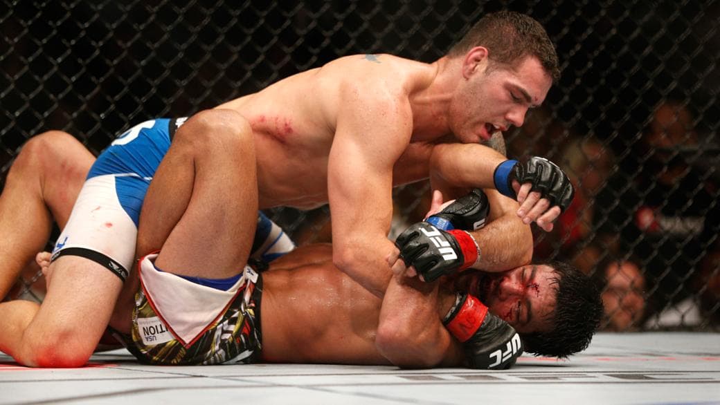 Lyoto Machida sofreu cortes no rosto após duros golpes de Chris Weidman