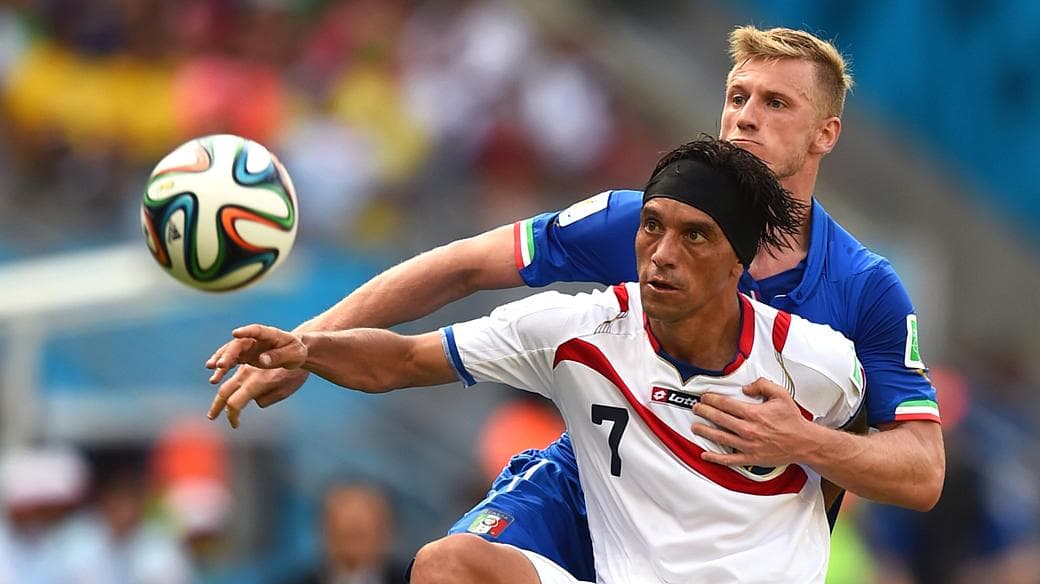 Christian Bolaños, da Costa Rica, disputa bola com o italiano Ignazio Abate