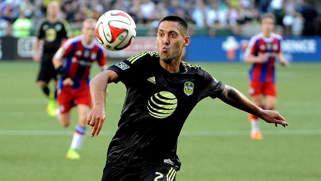 Cilnt Dempsey, dono do maior salário da MLS, participou do jogo festivo em Portland