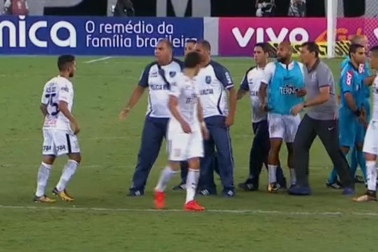 Clayson (à esq.) foi um dos corintianos que cercaram o árbitro no Engenhão