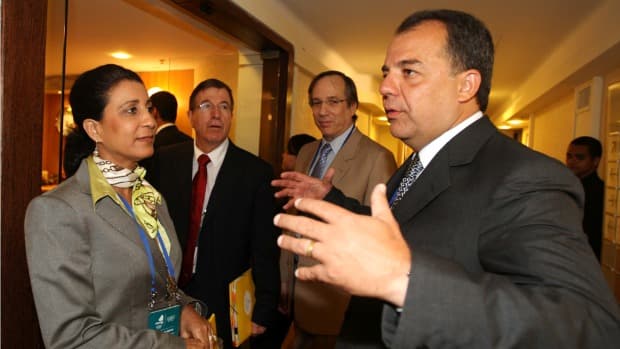 A presidente da Comissão de Coordenação dos Jogos de 2016, Nawal El Moutawakel, conversa com o governador Sérgio Cabral em Copacabana