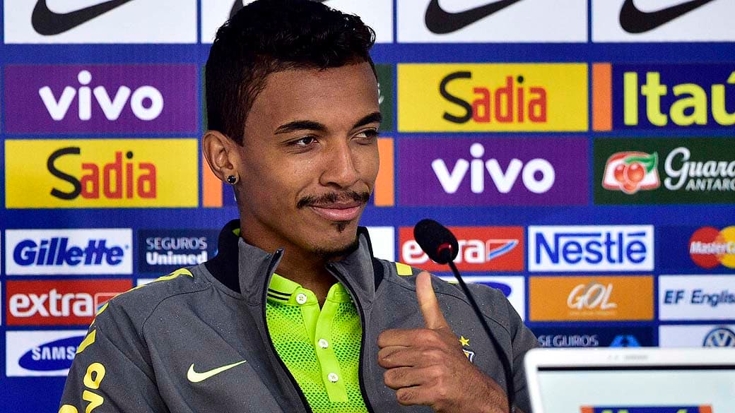 Luiz Gustavo, meia da seleção brasileira de futebol durante coletiva na Granja Comary