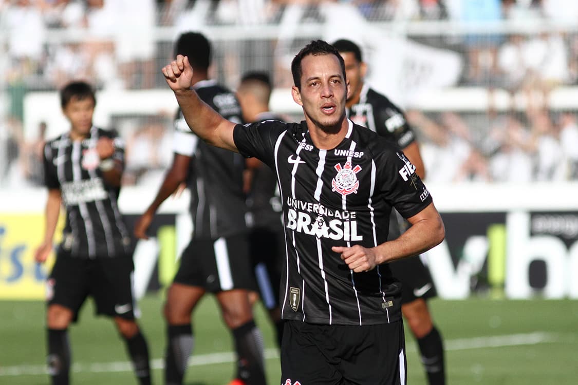 Rodriguinho comemora seu gol, o primeiro do Corinthians durante o jogo contra Ponte Preta, em Campinas