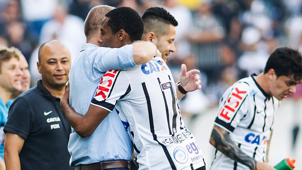 Elias comemora com o técnico Mano Menezes após marcar gol durante partida entre Corinthians x Criciúma, válida pela ultima rodada do Campeonato Brasileiro, realizada na Arena Corinthians em São Paulo