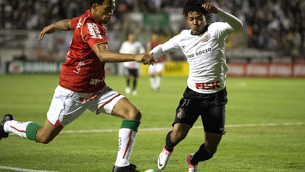 Marcelo Cordeiro e Romarinho disputam o jogo Portuguesa e Corinthians, em 13 de outubro de 2012, no Canindé