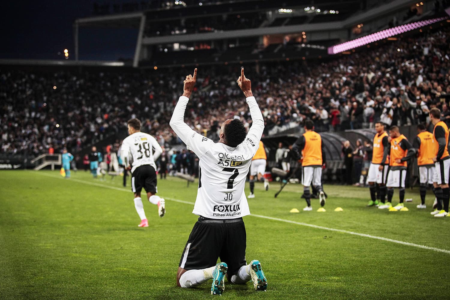 Jô comemora gol do Corinthians