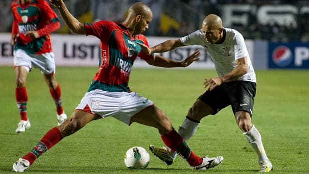 Valdomiro, da Portuguesa, e Emerson, do Corinthians, dividem a bola: igualdade prevaleceu no Pacaembu