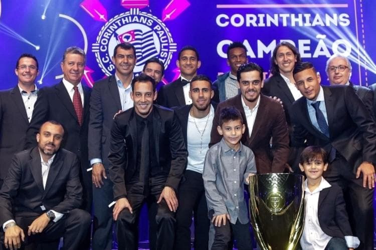 Integrantes do Corinthians recebem os prêmios do Paulistão 2017
